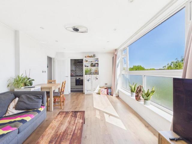 Flat for sale in London Borough of Ealing, Hanwell