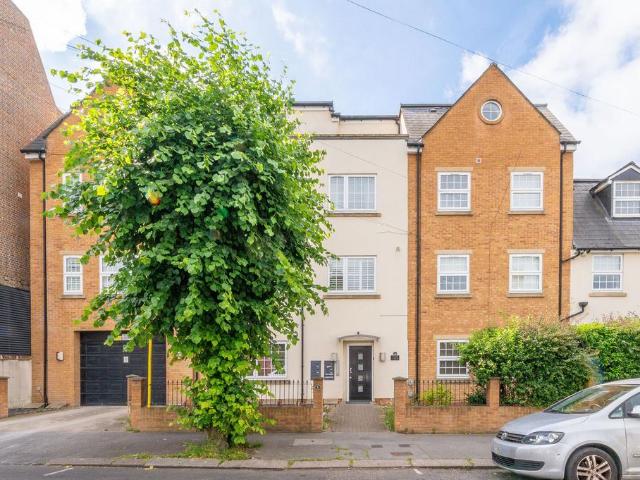Flat for sale in London Borough of Croydon, Norbury