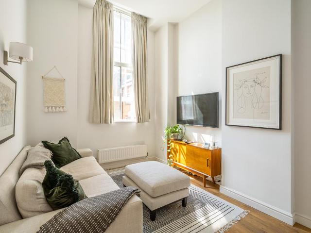 Flat for sale in London Borough of Wandsworth, Greater London