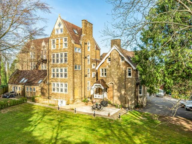 Flat for sale in Fole, Surrey