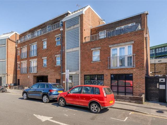 Flat for sale in Surbiton, Greater London