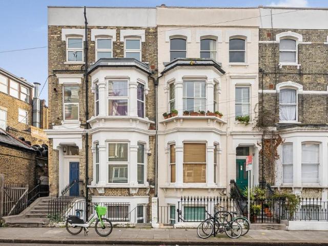 Flat for sale in Shepherd's Bush, Greater London