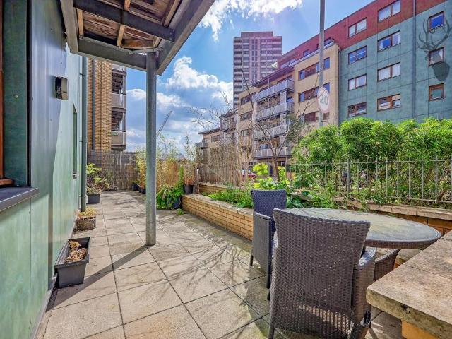 Flat for sale in Bromley-by-Bow, Bow