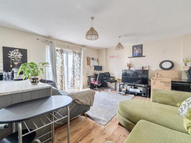 Flat for sale in London Borough of Hounslow, Greater London