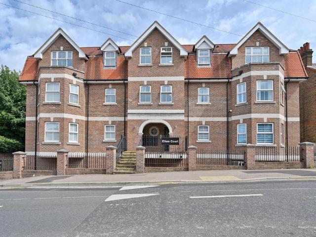 Flat for sale in Connaught Park, Bushey