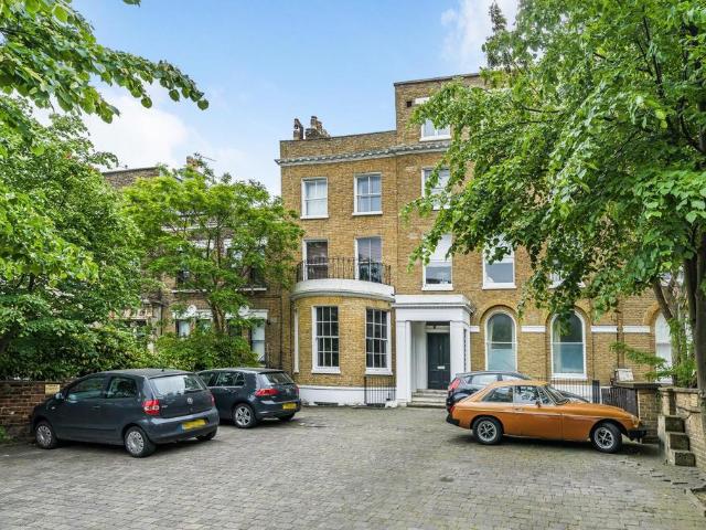 Flat for sale in Stockwell, Greater London