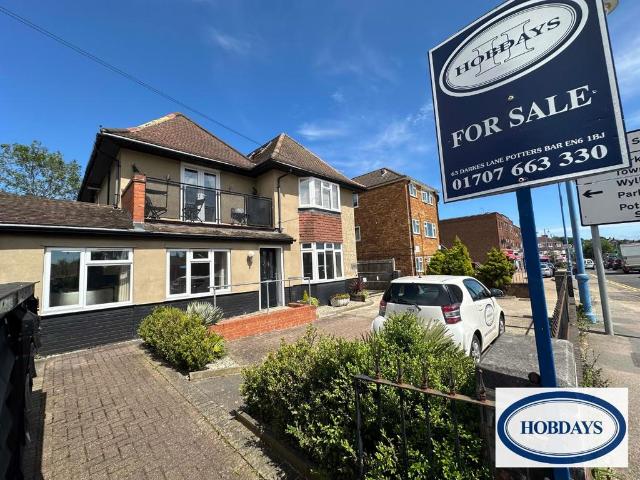 Flat for sale in Potters Bar, Hertsmere