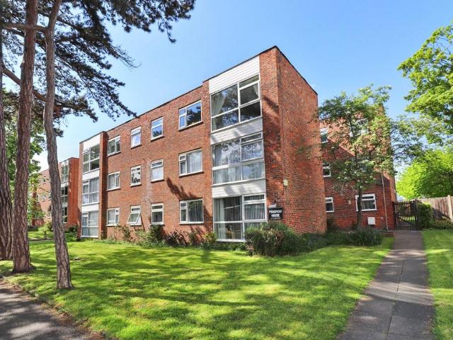 Flat for sale in Lessness Heath, Greater London