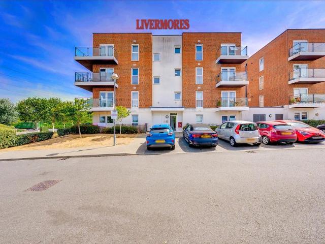 Flat for sale in Barnes Cray, Greater London