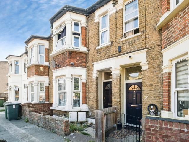 Flat for sale in Upton Park, Greater London