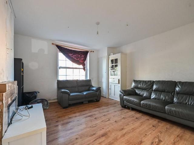 Flat for sale in Bromley-by-Bow, Greater London