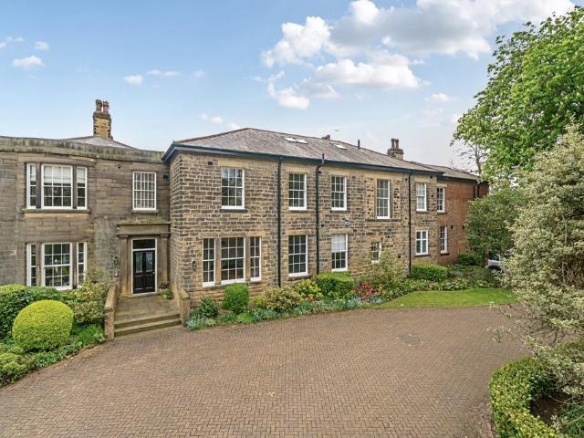 Flat for sale in Oakwood, West Yorkshire