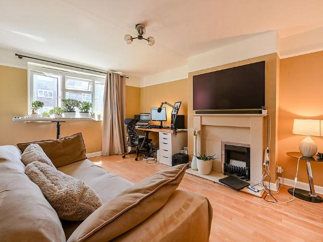 Flat for sale in Kew, Greater London