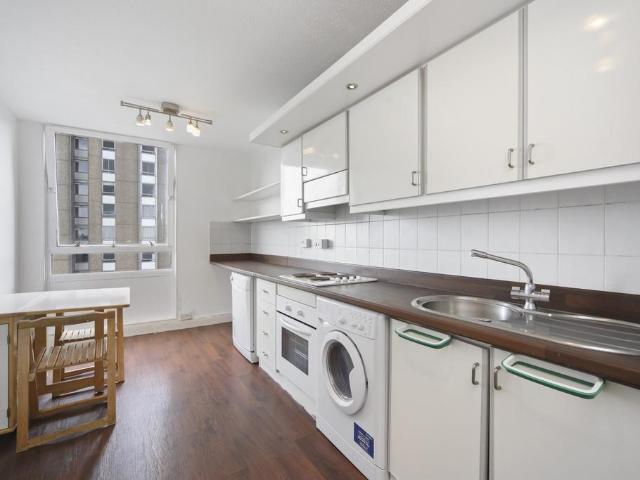 Flat for sale in Battersea, Greater London