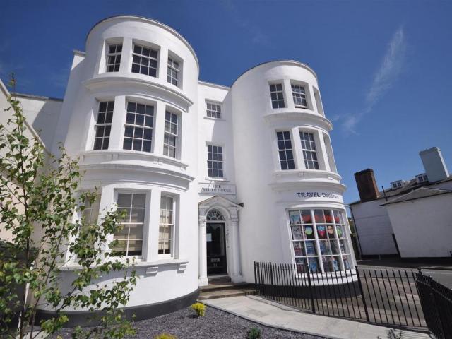 Flat for sale in Highfield, Pouchen End