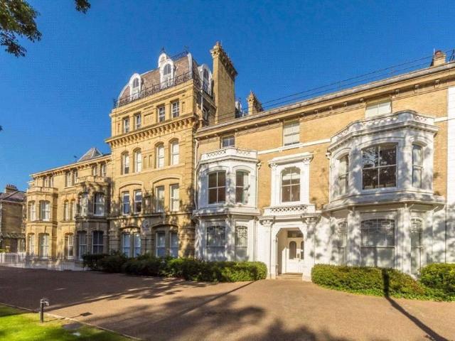 Flat for sale in Hampton Wick, Greater London
