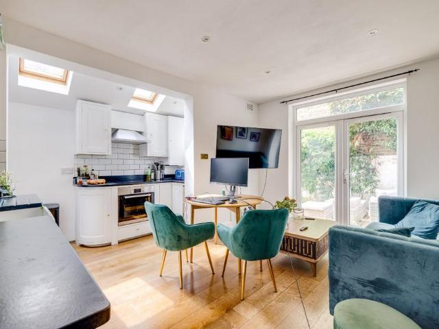 Flat for sale in Fulham, Greater London
