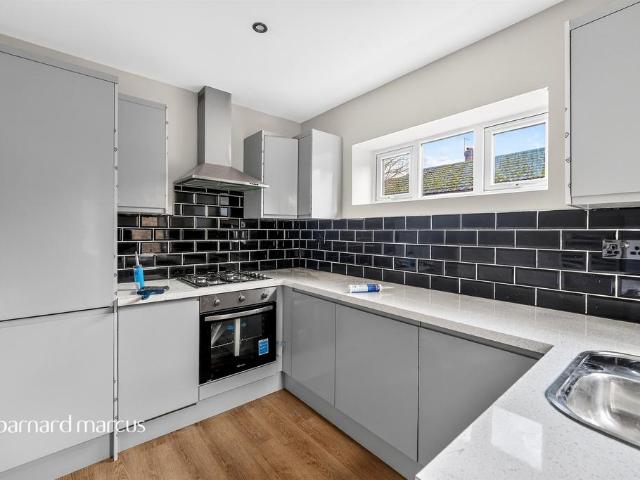 Flat for sale in London Borough of Croydon, Norbury