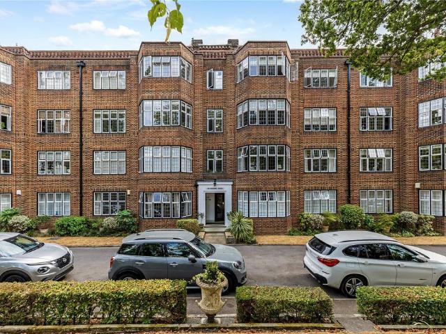 Flat for sale in Roehampton, Greater London