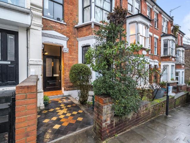Flat for sale in Crouch End, Greater London