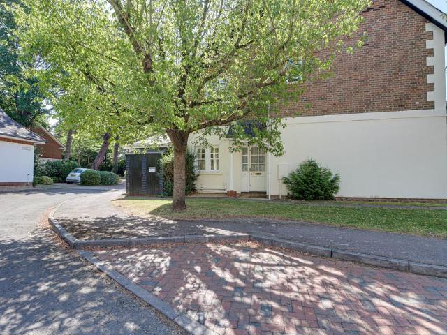 Flat for sale in Hatching Green, Five Acres