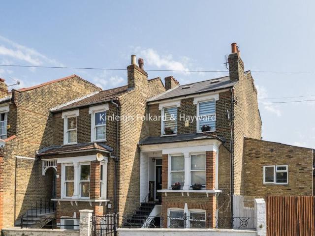 Flat for sale in Charlton, Greater London