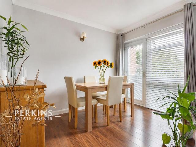 Flat for sale in London Borough of Ealing, Perivale