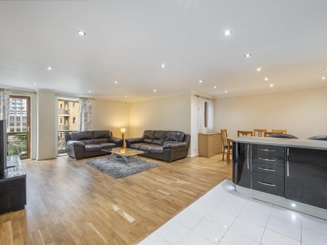 Flat for sale in Isle Of Dogs, Isle Of Man