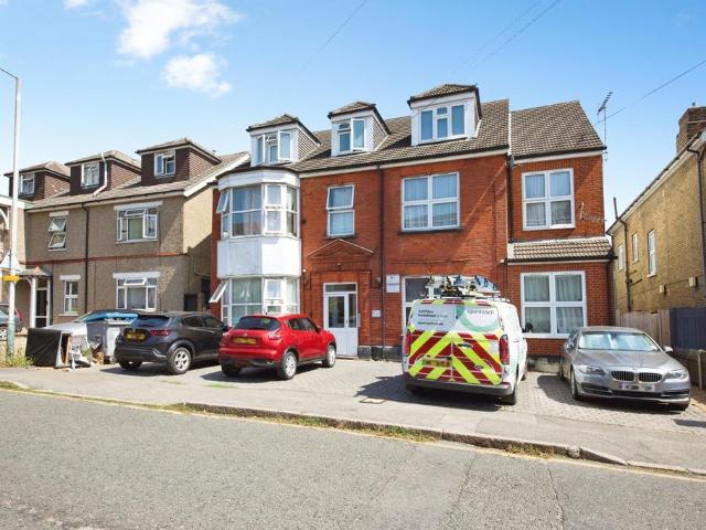 Flat for sale in Gidea Park, Greater London