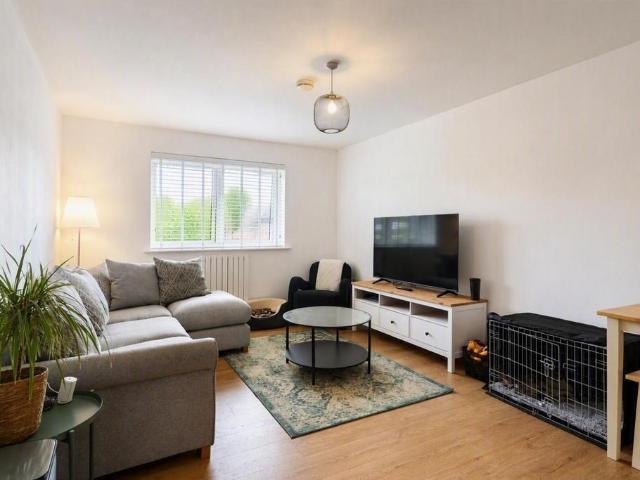 Flat for sale in Batchworth, Hertfordshire