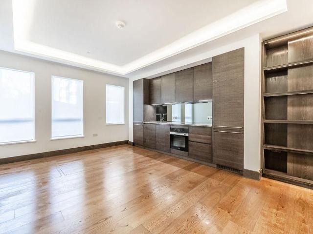 Flat for sale in Earl's Court, Greater London