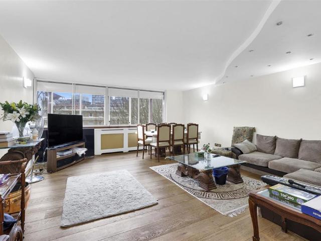Flat for sale in Paddington, Greater London