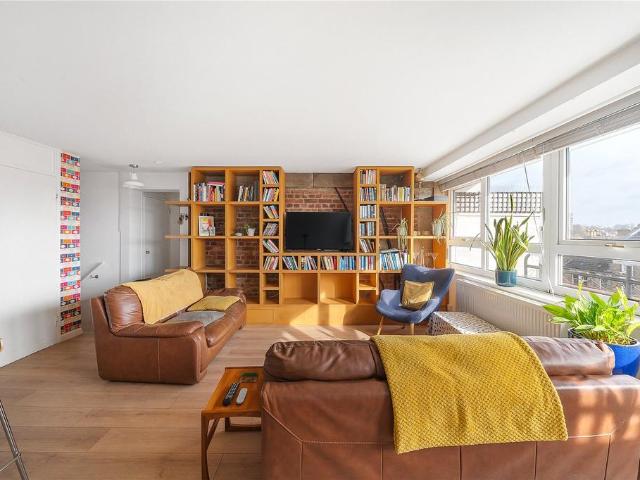 Flat for sale in Battersea, Greater London