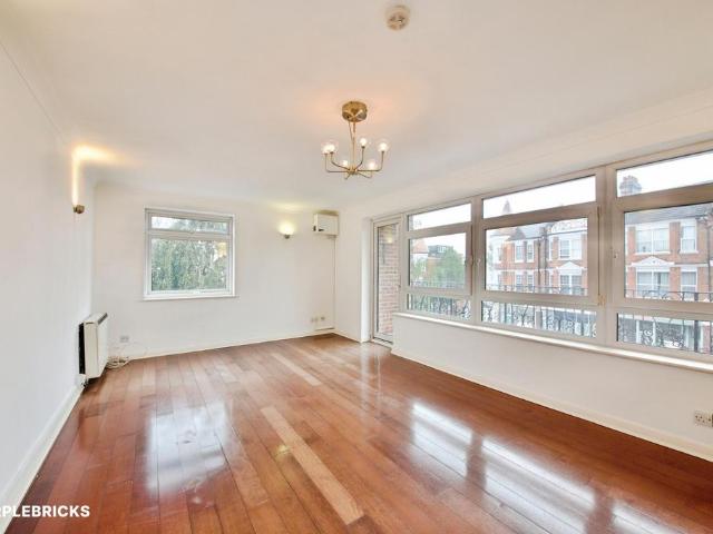 Flat for sale in Winchmore Hill, Greater London