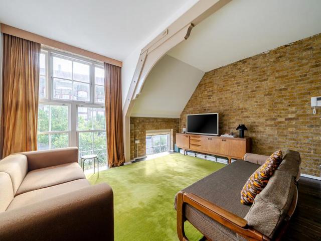 Flat for sale in Glyndon, Greater London