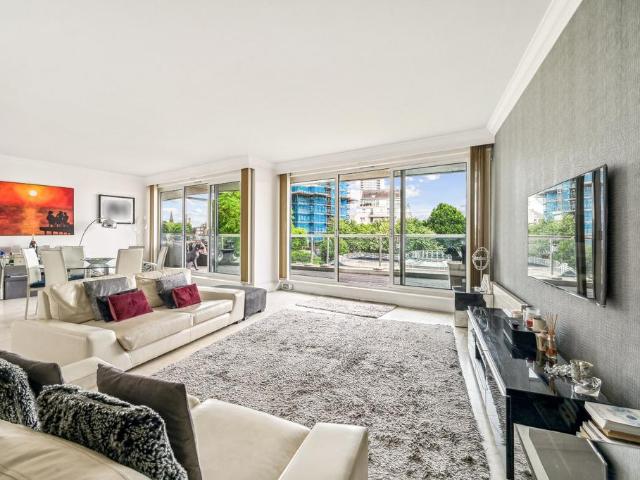 Flat for sale in Chelsea Harbour, Greater London