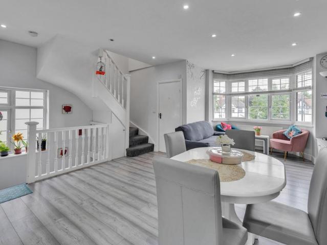 Flat for sale in South Stanmore, Greater London