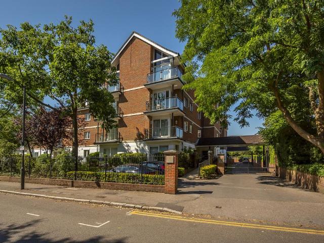 Flat for sale in London Borough of Merton, Raynes Park