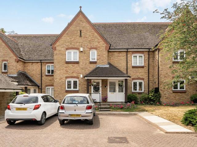 Flat for sale in Bushey, Bushey Heath