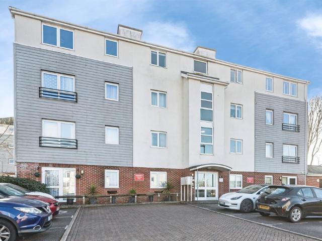 Flat for sale in Basingstoke, Basingstoke and Deane