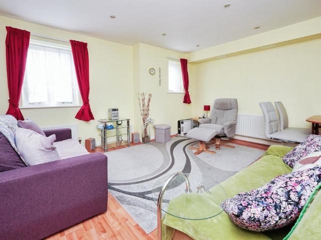 Flat for sale in Tower Hamlets, Ash
