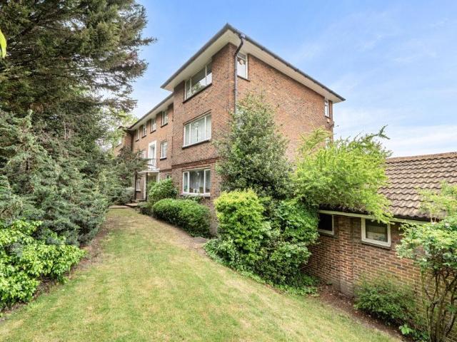 Flat for sale in London Borough of Ealing, Park Royal