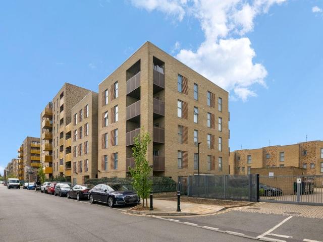 Flat for sale in London Borough of Ealing, Greater London