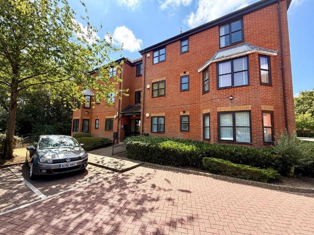 Flat for sale in Tattenhoe Park, Shenley Brook End