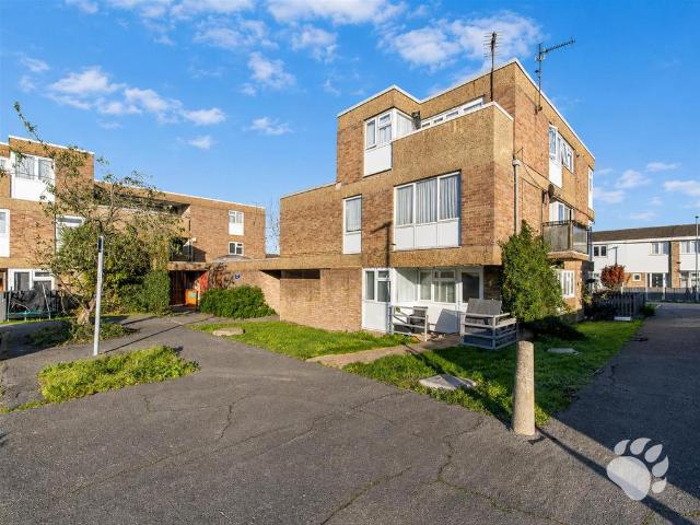 Flat for sale in Vange, Essex