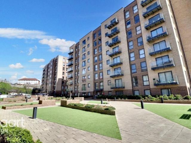 Flat for sale in Spring Park, Luton