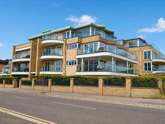 Flat for sale in Pokesdown, Bournemouth