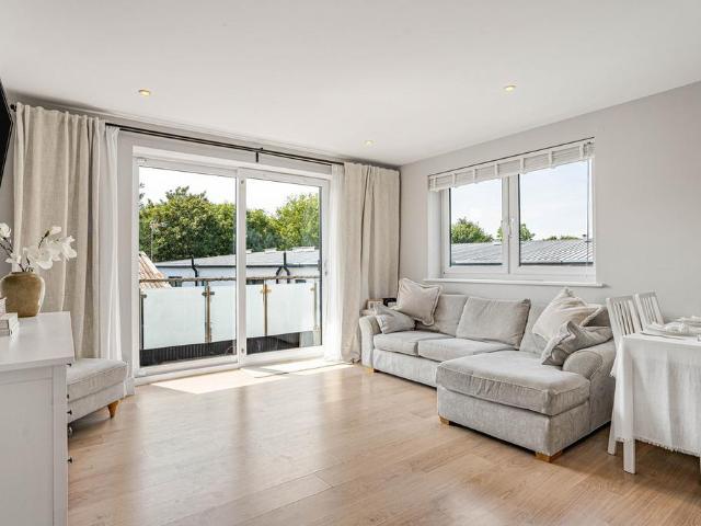 Flat for sale in Hillview, Surrey