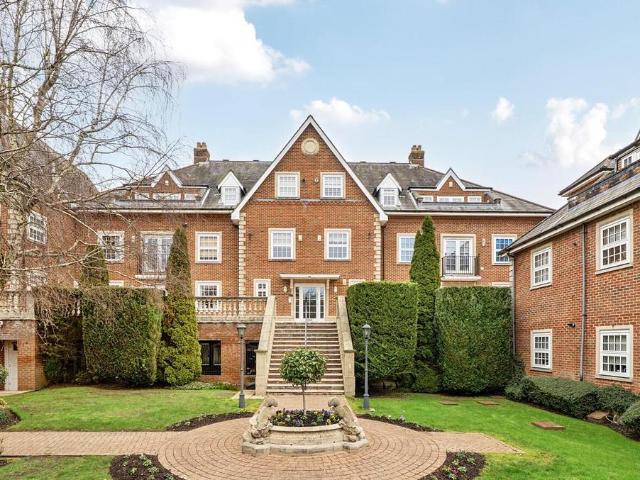 Flat for sale in Little Stanmore, Greater London