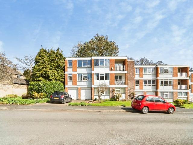 Flat for sale in Oakwood, West Yorkshire